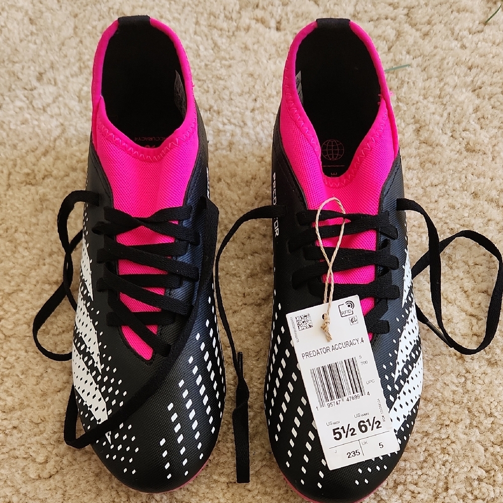 NWT Adidas Predator Accuracy 4 Unisex Soccer Cleats Men's 5 1/2, Women's 6 1/2.